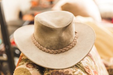 Deri kovboy şapkası kanepede