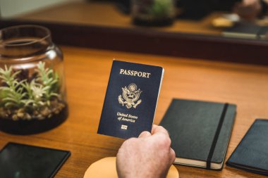 Amerikan pasaportu tutan adam