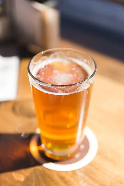 Fresh Pint of Beer in Sunlight (Vertical) — Stock Photo, Image