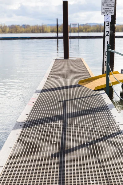 Muelle de barco de metal — Foto de Stock