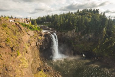 Snoqualmie Falls Washington eyaletinde geniş açılı görünüş