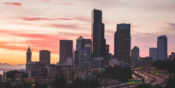 市中心西雅图的日落 — 图库照片