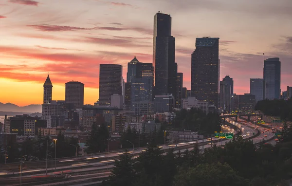 市中心西雅图的日落的长时间曝光 — 图库照片
