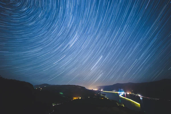 별 밤 하늘에서 회전 — 스톡 사진