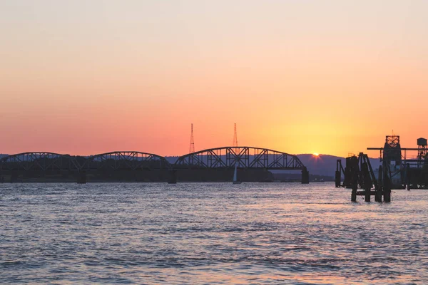 Vlakový most při západu slunce — Stock fotografie