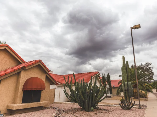 Nuvole di tempesta sopra Scottsdale Quartiere — Foto Stock