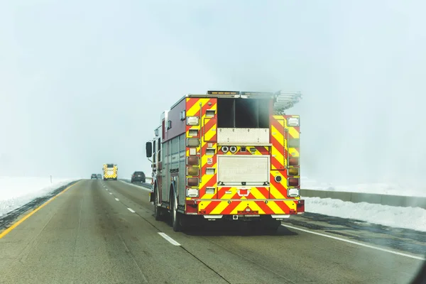 Пожарная машина на Снежном шоссе — стоковое фото