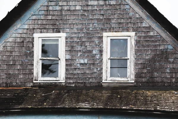Windows на занедбаних старий будинок — стокове фото