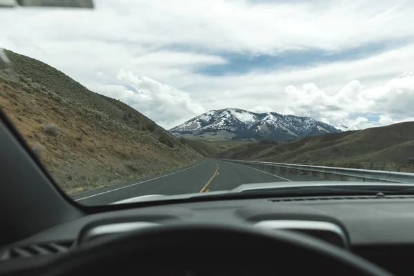 Perspective du conducteur dans un paysage montagneux — Photo