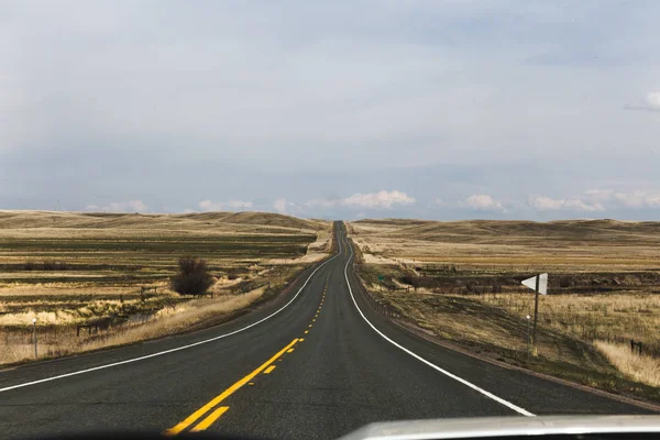 Lege snelweg in afgelegen platteland — Stockfoto