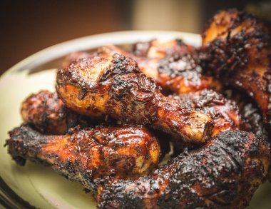 Mangalda tavuk sosu ve baharatlar ile