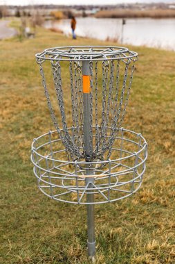 Metal frizbi Nehri yakınında park Net