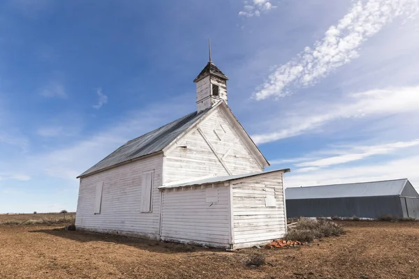 Verlassenes Schulhaus unter blauem Himmel — Stockfoto