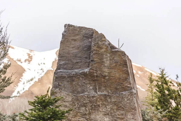 Pedra angular em montanhas de Wintry — Fotografia de Stock