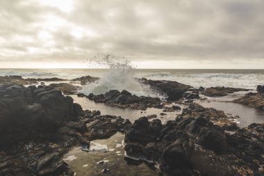 Okyanus dalgaları kayalık sahil kilitleniyor