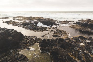 Okyanus dalgaları kayalık sahil kilitleniyor