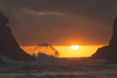 Gün batımında kayalık Pasifik kıyı şeridi