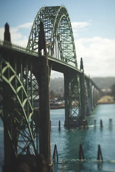 Oblouk mostu přes řeku — Stock fotografie