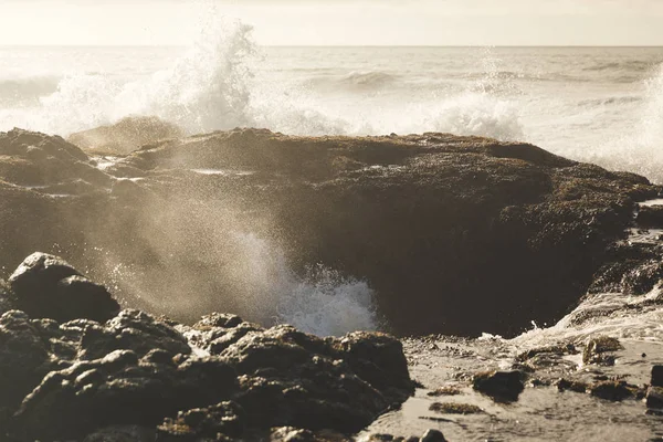 Ocean Waves Into Rocky Shore — стоковое фото