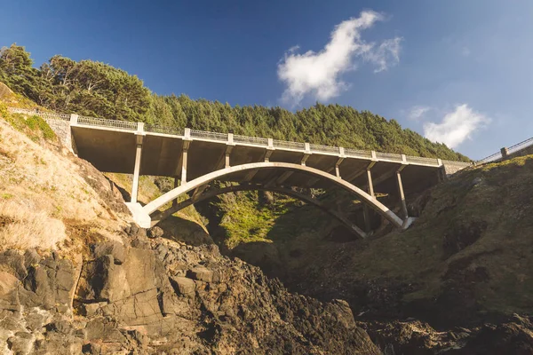 Arch Bridge Over Rocky Ravine — Stock Photo, Image