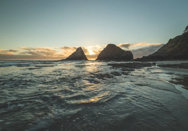 Gün batımında kayalık Pasifik kıyı şeridi — Stok fotoğraf