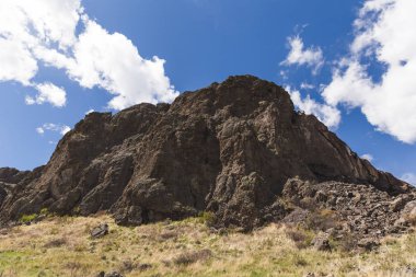 Kaya oluşumları mavi gökyüzü altında