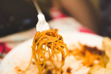 Spagetti bir çatal ile yemek