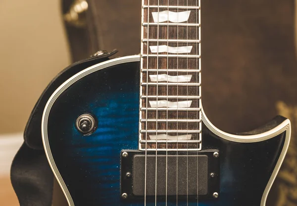 Guitarra elétrica azul — Fotografia de Stock