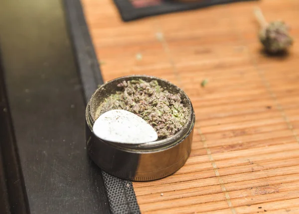 Marihuana dentro de amoladora —  Fotos de Stock