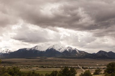 Bulutlar üzerinde Colorado dağlar