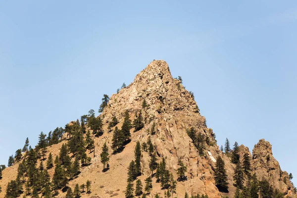 Formación de roca escarpada con cielo azul — Foto de Stock