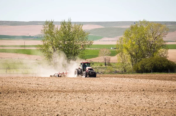 拖拉机在尘土飞扬的领域工作 — 图库照片