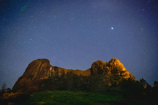 Estrellas sobre formaciones rocosas — Foto de Stock