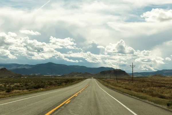 Autoroute avec nuages et montagnes — Photo