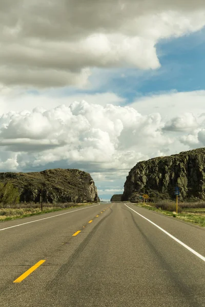 Autoroute avec formations rocheuses et nuages au-dessus — Photo