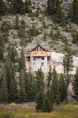 Cliffside üzerinde yapılmış ev