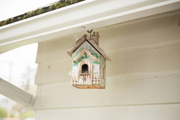 Weißes und grünes Vogelhaus — Stockfoto