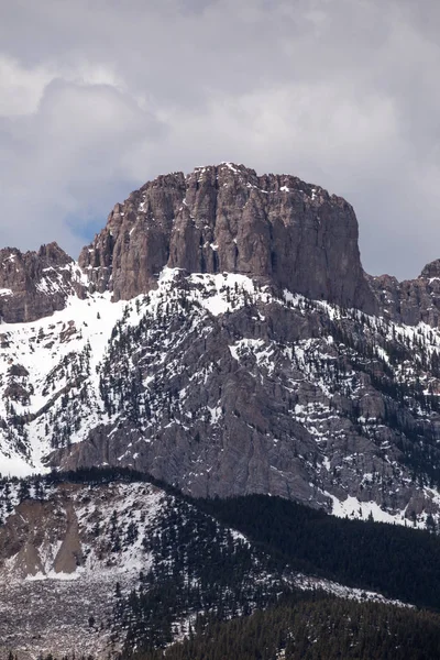 Picos de montanha rochosos — Fotografia de Stock