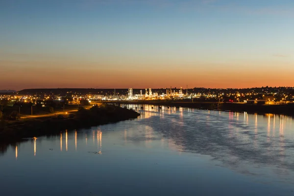 Great Falls, Montana'da Missouri Nehri üzerinde şehir ışıkları