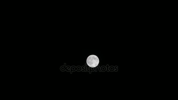 Pleine lune dans le ciel noir