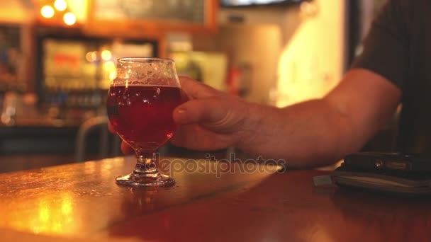 Bier in gebogen glas wordt genoten — Stockvideo