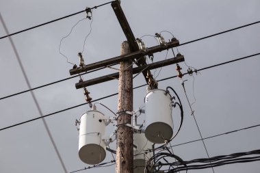 Yardımcı programı'nı Pole ve bulutlu gökyüzü karşı elektrik donatımı