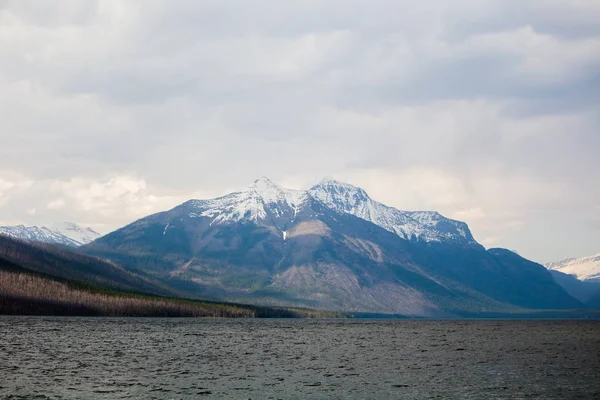 Mountains and Storm Clouds Over Large Lake — Stock Photo, Image