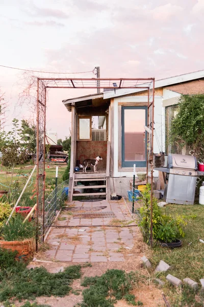 Veranda i fallfärdiga lantliga hem — Stockfoto