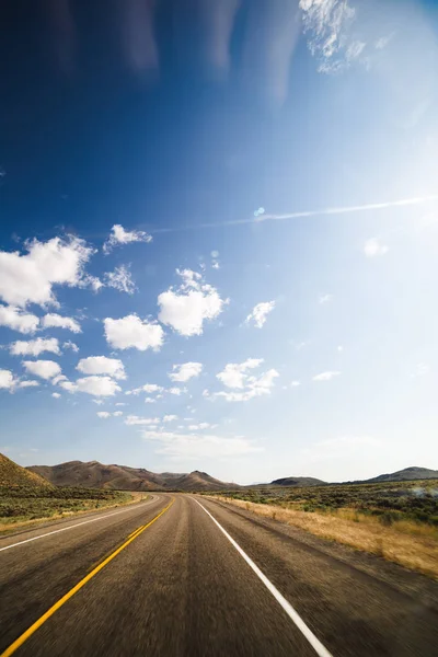 Голубое небо над пустым шоссе — стоковое фото