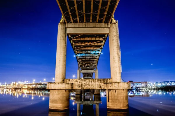 Most nadjezdu v Portlandu v noci — Stock fotografie