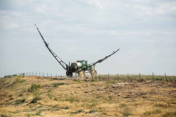 Tracteur travaillant dans un champ agricole — Photo