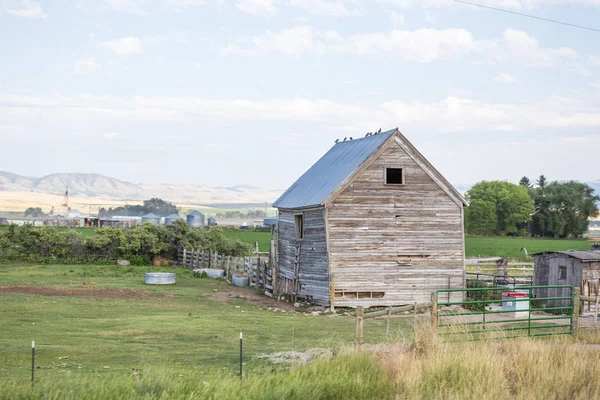 Старий будинок в сільській фермі землі — стокове фото