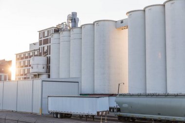 Büyük siloları ve nakliye ekipmanları, Mill