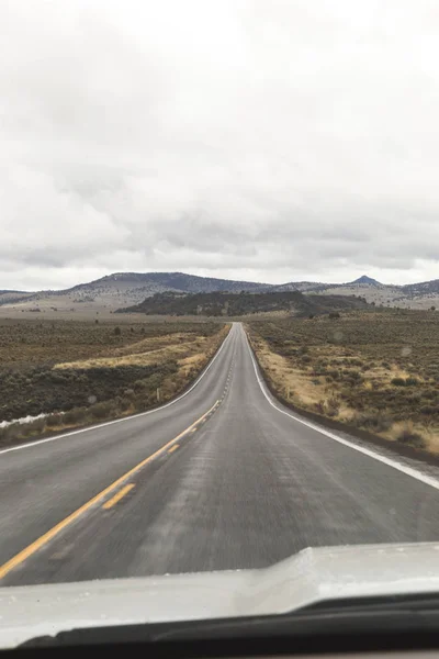 Perspectiva del conductor en el paisaje de la carretera del desierto — Foto de Stock